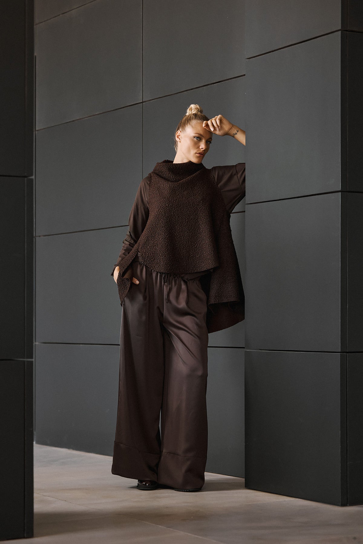 Chic & Simple Συνδυασμός: Αμάνικο Ζιβάγκο και Παντελόνια - Σκούρο Καφέ