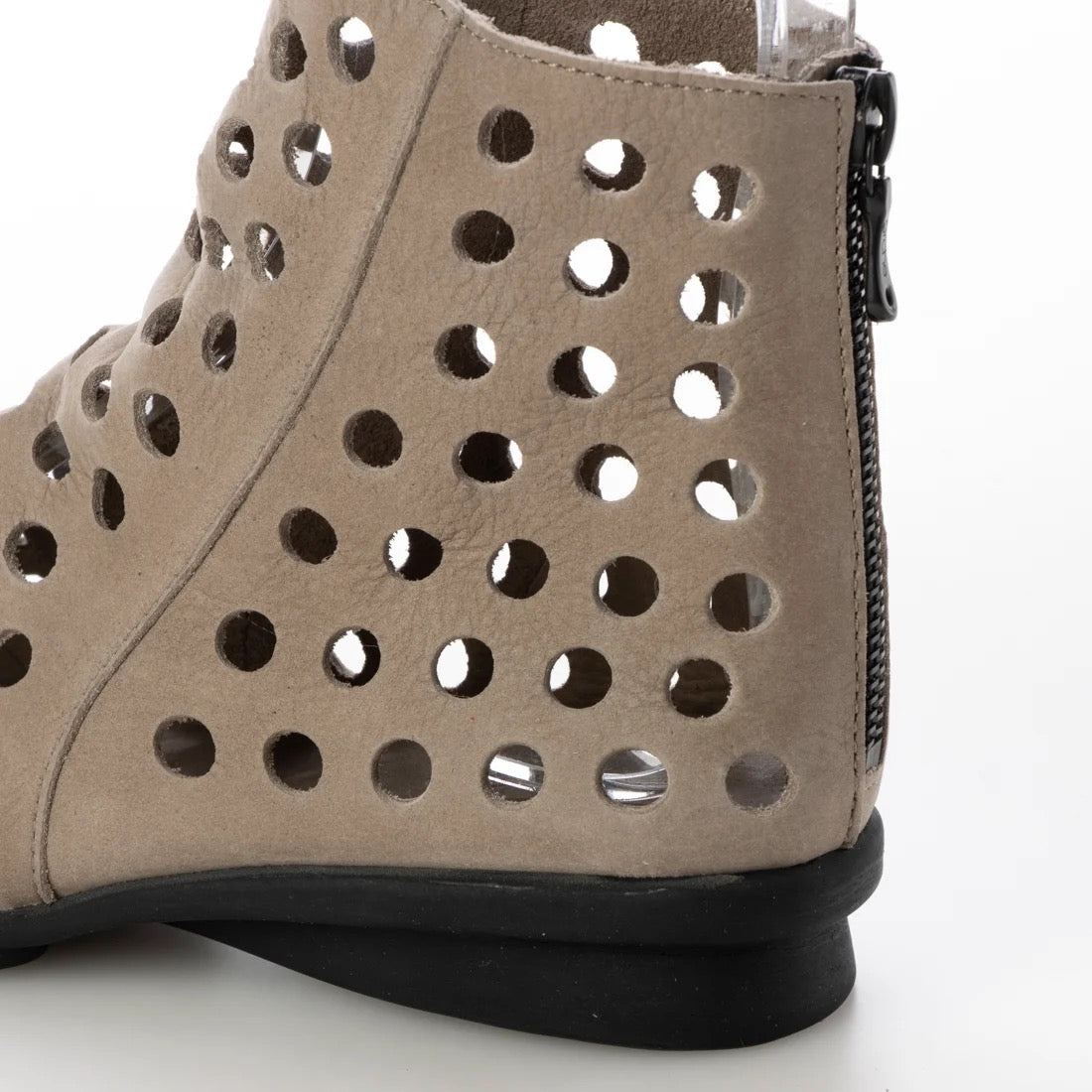 Arche Summer Boots with Laser Cut Dato - Sabbia
