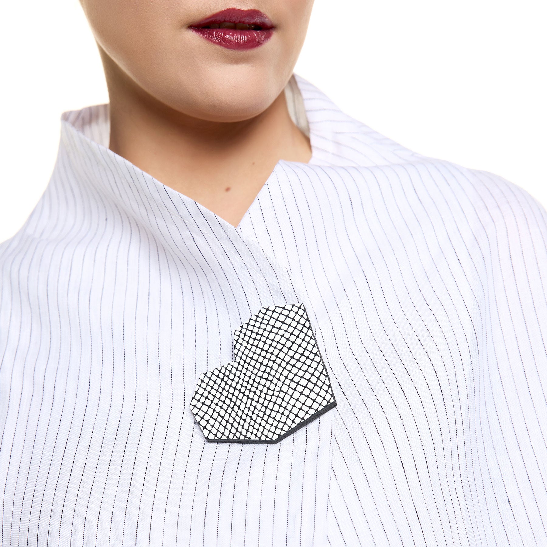 Chic & Simple Ken Design Round Heart Brooch - White