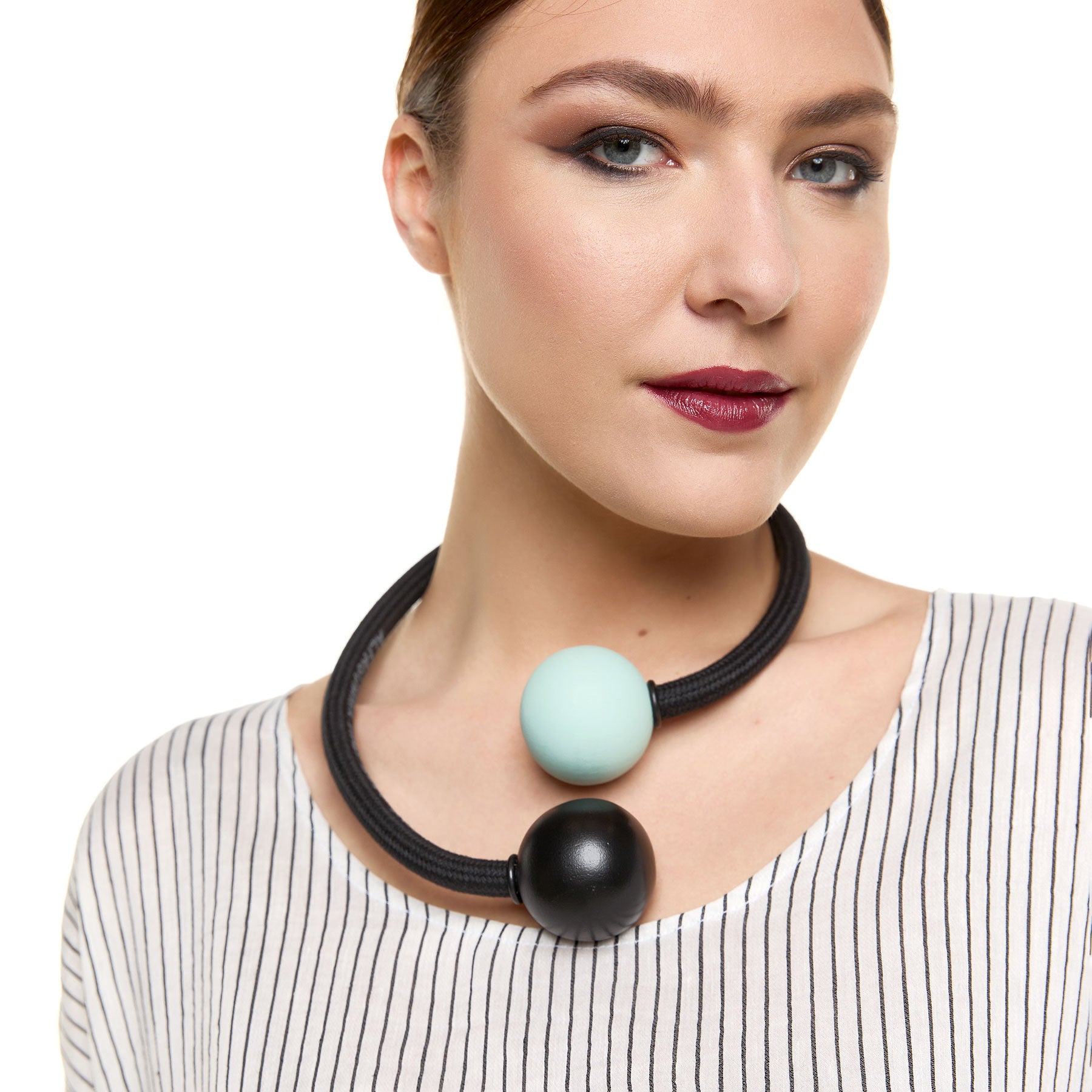 Chic & Simple Wood Ball Necklace - Black & Blue