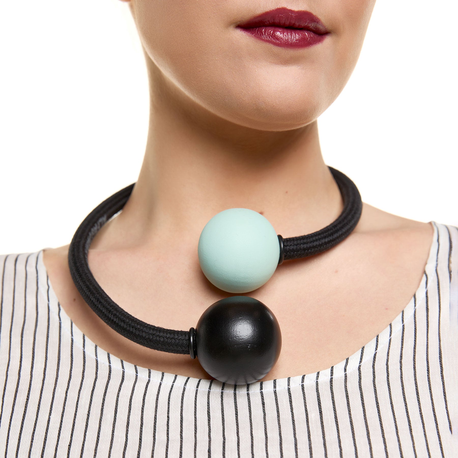 Chic & Simple Wood Ball Necklace - Black & Blue