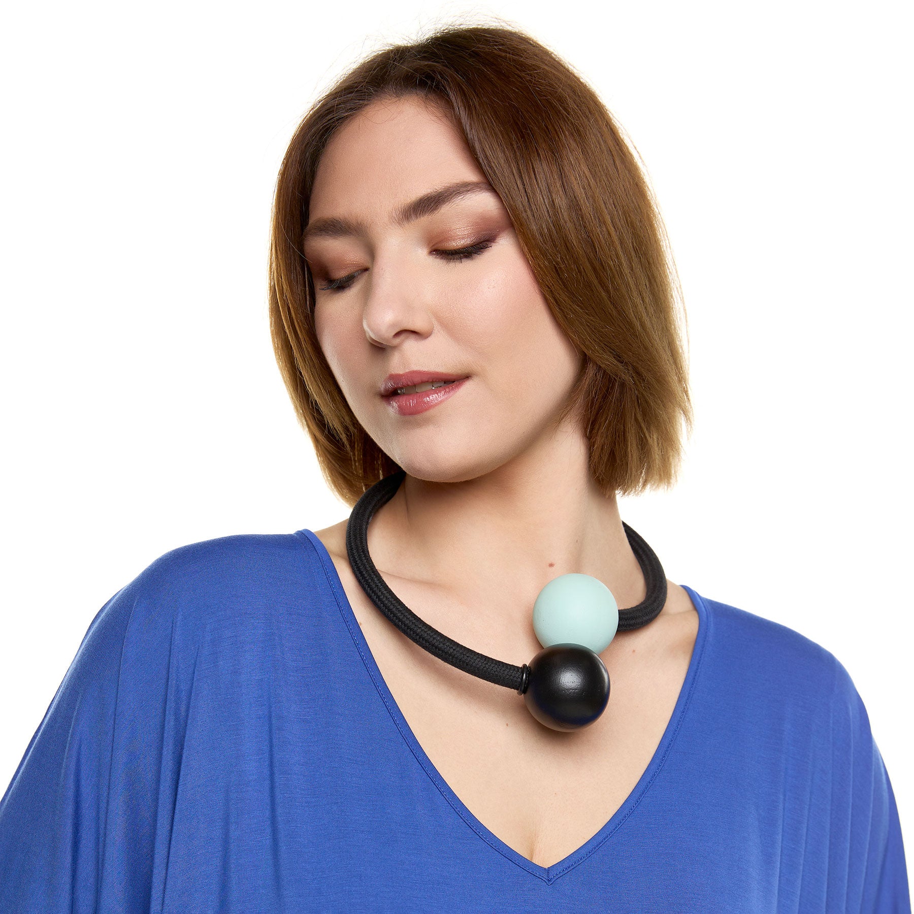 Chic & Simple Wood Ball Necklace - Black & Blue
