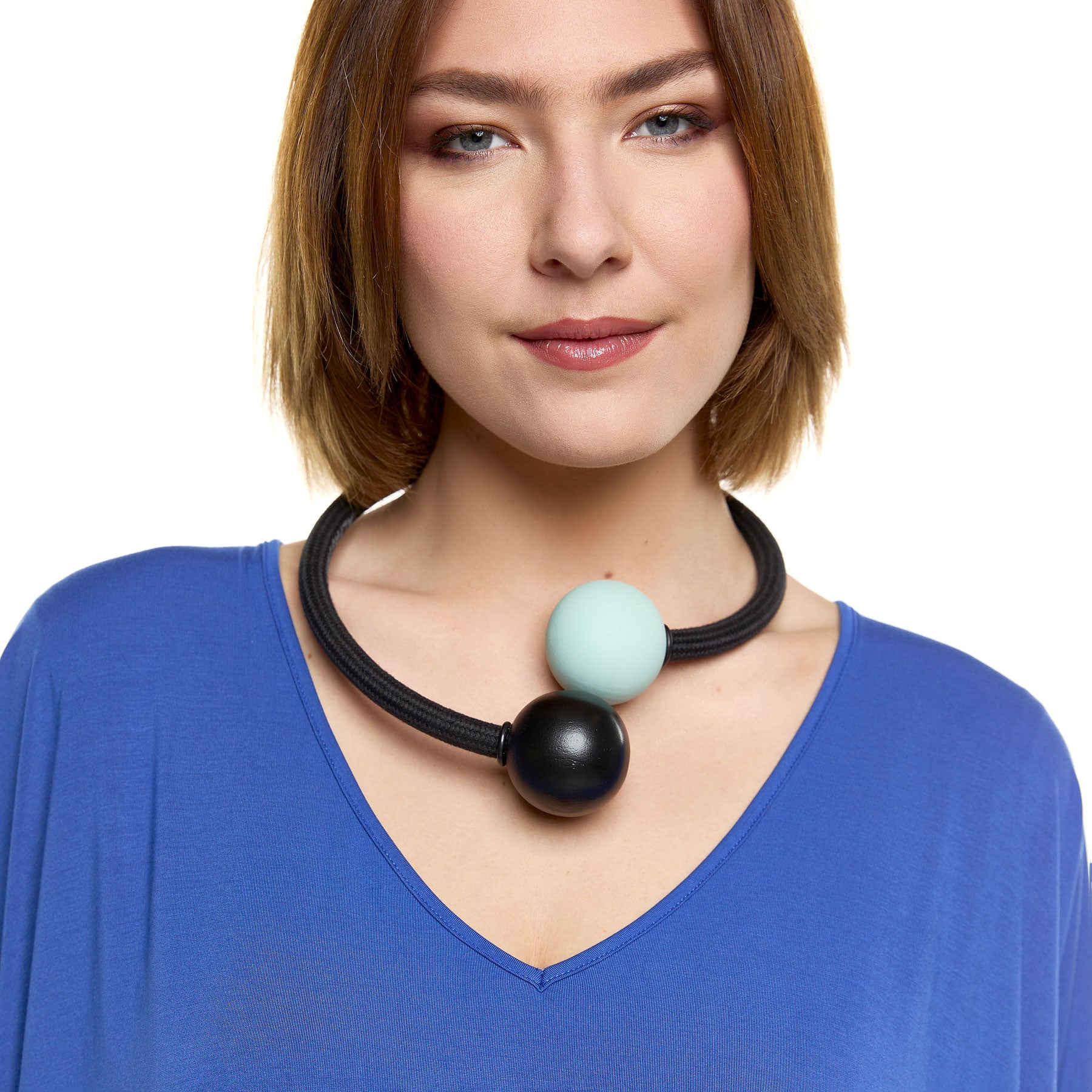 Chic & Simple Wood Ball Necklace - Black & Blue