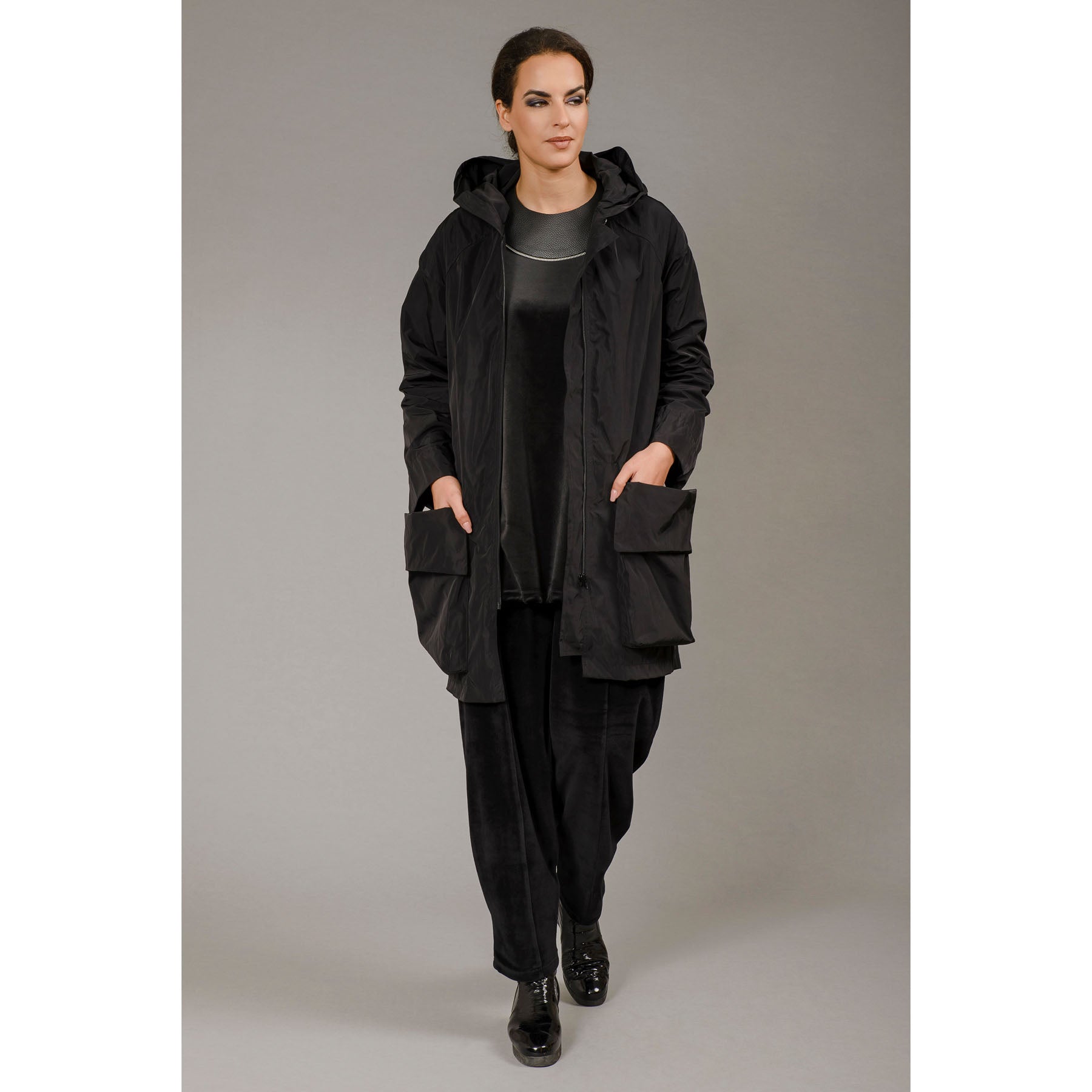 Merkel coat and Anna blouse with Myrto - Black trousers